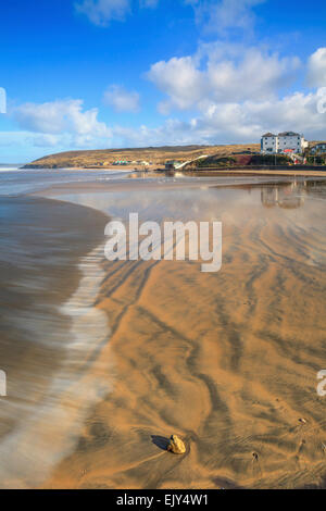 Der Strand von Perranporth auf der Nordküste von Cornwall, das Bild wurde bei Flut in Mitte Februar erfasst. Stockfoto