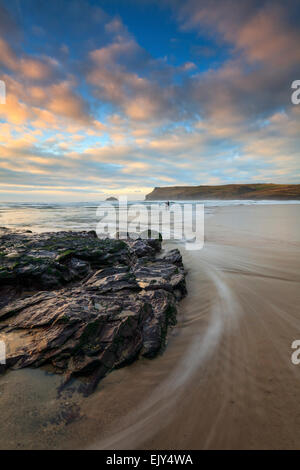Polzeath Strand an der Mündung des Cornwalls Mündung des Flusses Camel, kurz vor Sonnenuntergang in Mitte Februar erfasst. Stockfoto