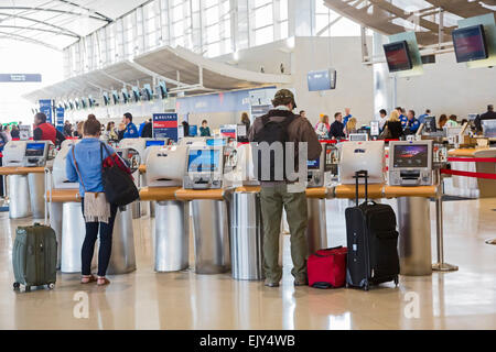 Romulus, Michigan - Passagiere nutzen Automaten Check-in für Flüge mit Delta Air Lines bei Detroit Metro Airport. Stockfoto