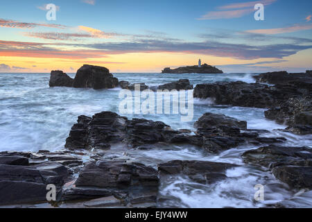 Der Leuchtturm bei Godrevy auf der östlichen Seite von St Ives Bay in Cornwall, erfasst bei Sonnenuntergang im September. Stockfoto