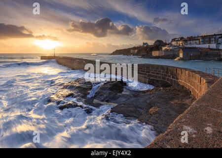 Der Pier am Hafendamm auf Cornwalls Lizard Halbinsel, aufgenommen im Februar bei Sonnenuntergang mit einem der höchsten Flut fiel Stockfoto