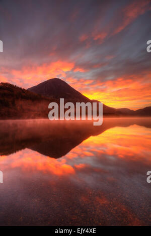 Einen spektakulären Sonnenaufgang eingefangen vom nördlichen Ende des Crummock Wasser in den Lake District National Park. Stockfoto