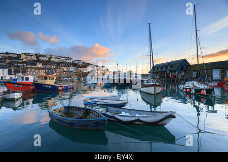 Boote im Innenhafen in Mevagissey auf der südlichen Küste von Cornwall, kurz nach Sonnenaufgang eingefangen. Stockfoto