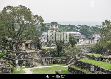 Blick über Tempel XIV & Basis des Tempels des Kreuzes zu restaurierten Turm des Schlosses & Teil des Palastes selbst Palenque Chiapas Stockfoto