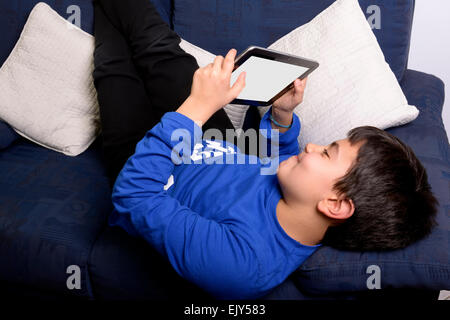 Kind nutzt eine Tablet zu kommunizieren und zu spielen. Stockfoto