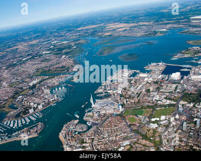 Eine Luftaufnahme des Hafens von Portsmouth zeigt Spinnaker Tower und Gunwharf Quays Stockfoto