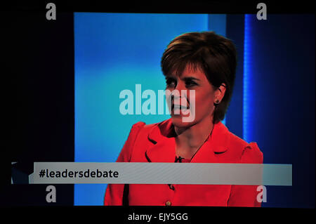 Nicola Sturgeon der Führer des SNP beteiligt sich an der 7-polig UK Wahldebatte Führer live im Fernsehen. Stockfoto