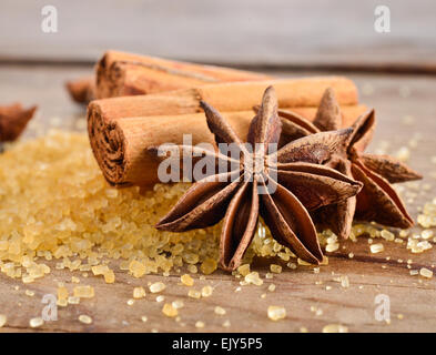 Sternanis in braunem Zucker und Zimt. Stockfoto