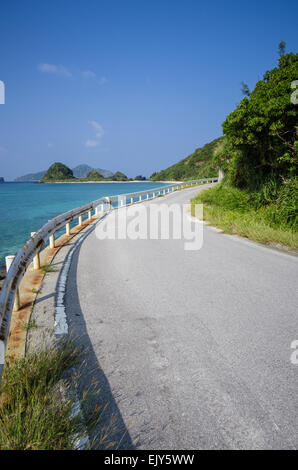 Straße, direkt am Meer auf Zamami Insel, Okinawa, Japan Stockfoto