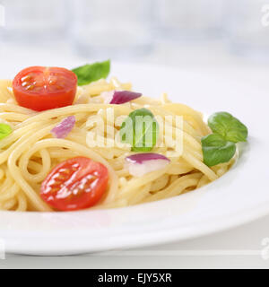 Italienische Küche Spaghetti mit Tomaten und Basilikum Nudeln Nudeln auf einem Teller Stockfoto