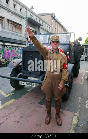 Schauspieler in einer Nazi-Uniform verkleidet gibt einen Gruß. Stockfoto