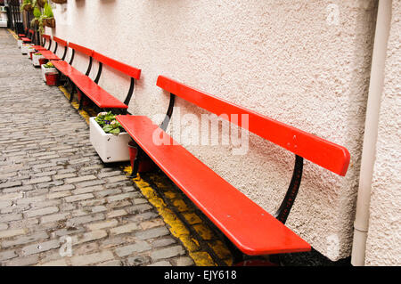 Rote Bänke außerhalb der Duke of York Bar in Belfast Stockfoto