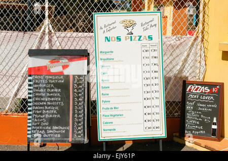 Preis-Liste/Menü in einer französischen Pizzaria/Snackbar Stockfoto