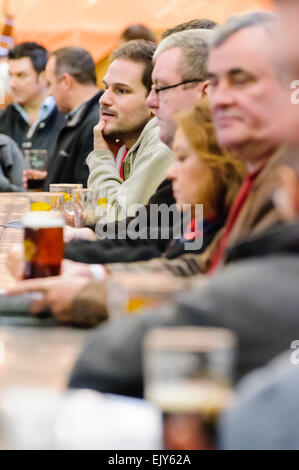 Kunden genießen ihren Pints bei einem CAMRA real Ale-Festival. Stockfoto