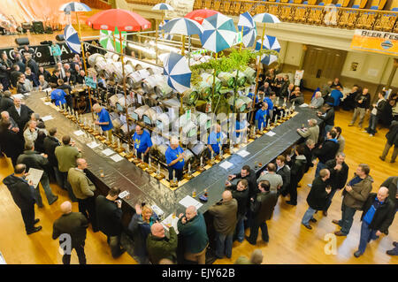 Kunden genießen ihren Pints bei einem CAMRA real Ale-Festival. Stockfoto