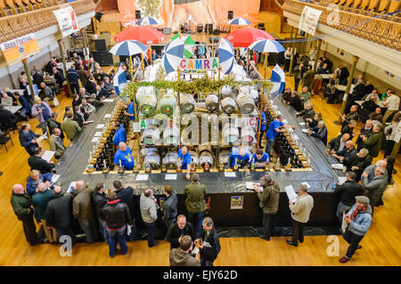 Kunden genießen ihren Pints bei einem CAMRA real Ale-Festival. Stockfoto