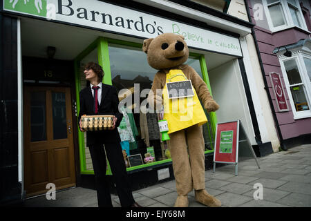 Barnardo es Charity-Shop - eine Gruppe von Aberystwyth Universität MBA Business Studium Student freiwilligen Teilnahme an eine Miniatur "The Apprentice" Herausforderung - im Wettbewerb um den Verkauf von Kleidung und andere Sachspenden am Speicher zu erhöhen Stockfoto