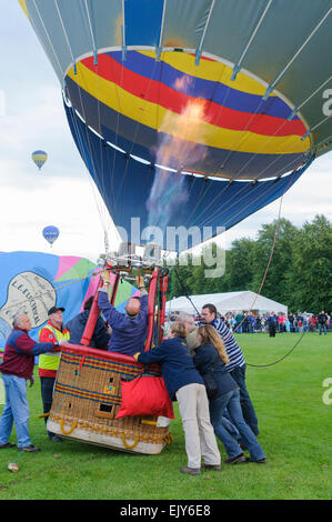 Menschen, die einen Hotair Ballon gedrückt, bevor es startet Stockfoto