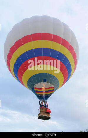 HotAir Ballon startet mit Brenner brennen Stockfoto