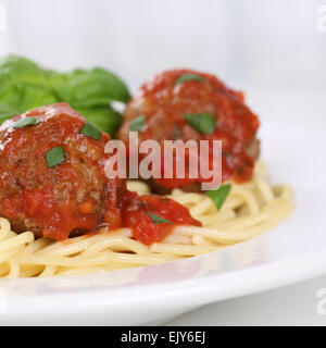 Italienische Küche Spaghetti mit Fleischbällchen Nudeln Nudeln auf einem Teller Stockfoto