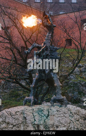 Feuerspeiende Drachen Statue in Krakau, Polen. Stockfoto