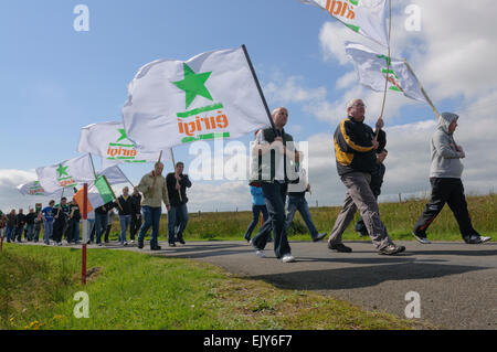 Mitglieder der Eirigi halten einen Protest gegen die britische Armee in Nordirland Stockfoto