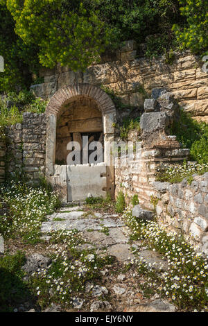 Ein alter Brunnen an der archäologischen Stätte von Butrint, Südalbanien. Stockfoto