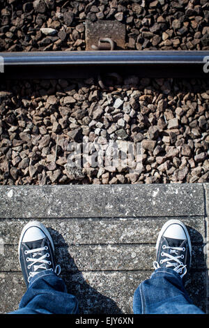 Füße auf einem Bahnsteig stehen Stockfoto