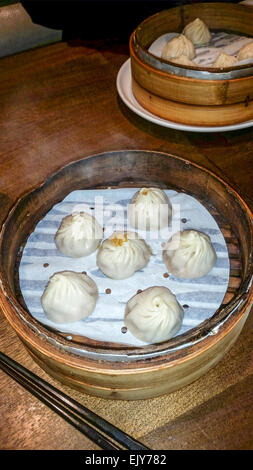 Xiaolongbao, auch genannt Xiao long Bao oder Suppe Knödel. Es ist eine Art von gedämpftes Brötchen aus der Jiangnan-Region von China. Stockfoto