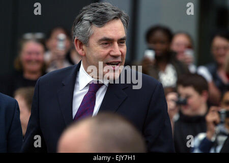 Gordon Brown kommt auf dem Campus MANCAT, Ashton alte Straße.  Foto: Chris Bull Stockfoto