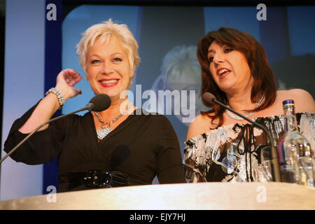 Männer Theaterpreise im Midland Hotel.  Gastgeber Denise Welch (l) und Jane McDonald. Foto: Chris Bull Stockfoto