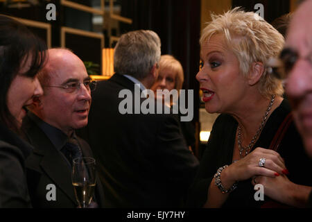 Männer Theaterpreise im Midland Hotel.  Denise Welch plaudert mit Bob Hoskins. Foto: Chris Bull Stockfoto