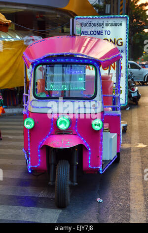 Nachtmarkt von Patpong Basar Zeichen und rosa Tuk Tuk in Bangkok, Thailand Stockfoto