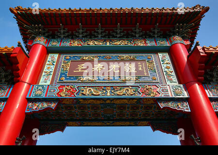 Das rote Chinatown Gateway bekannt als das Wongwian Odeon, in Bangkok, Thailand Stockfoto