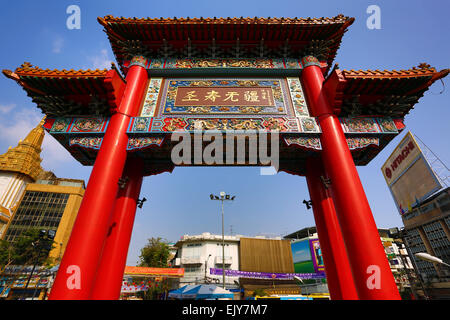 Das rote Chinatown Gateway bekannt als das Wongwian Odeon, in Bangkok, Thailand Stockfoto