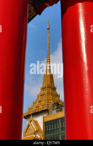 Das rote Chinatown Gateway bekannt als das Wongwian Odeon und der goldene Turm der Wat Traimit, der Tempel des goldenen Buddha in Ban Stockfoto