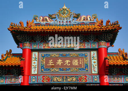 Das rote Chinatown Gateway bekannt als das Wongwian Odeon, in Bangkok, Thailand Stockfoto