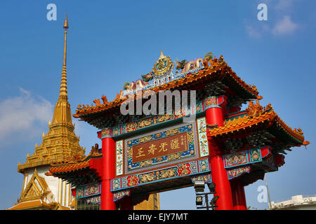 Das rote Chinatown Gateway bekannt als das Wongwian Odeon und der goldene Turm der Wat Traimit, der Tempel des goldenen Buddha in Ban Stockfoto