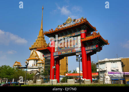 Das rote Chinatown Gateway bekannt als das Wongwian Odeon und der goldene Turm der Wat Traimit, der Tempel des goldenen Buddha in Ban Stockfoto