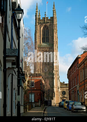 Derby Kathedrale (Kathedrale von Allerheiligen), von St. Marien Tor, Derby, England, UK Stockfoto