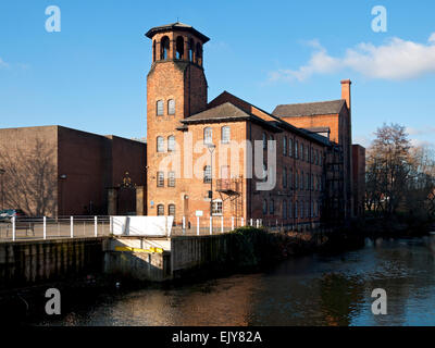 Derby Silk Mühle (Lombe Mühle, 1721) und den Fluss Derwent, Kathedrale Green, Derby, England, UK Stockfoto