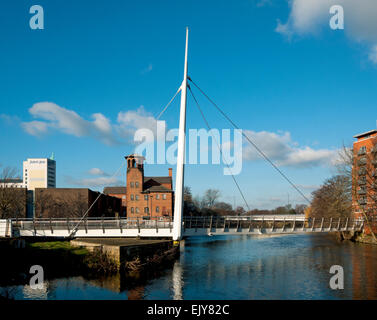 Derby Silk Mühle (Lombe Mühle, 1721) und die Kathedrale grünen Fußgängerbrücke über den Fluss Derwent, Derby, England, UK Stockfoto