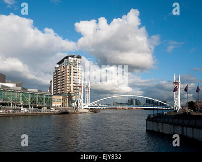 Imperial Point Apartment Block und das Millennium (Lowry) Fußgängerbrücke, Salford Quays, Manchester, England, Großbritannien Stockfoto