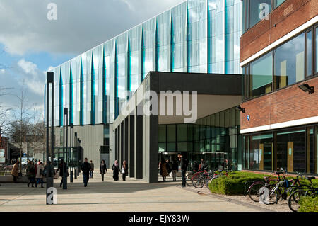 Manchester Metropolitan University Business School (Feilden Clegg Bradley, 2012), Oxford Straße, Manchester, England, Vereinigtes Königreich Stockfoto