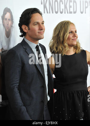 LOS ANGELES, CA - 12. Dezember 2012: Paul Rudd & Frau Julie Yaeger bei der Weltpremiere seines Films "This ist 40" in Grauman Chinese Theatre in Hollywood. Stockfoto