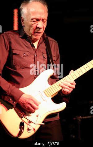 Chester, UK. 2. April 2015. Robin Trower, ehemaliger Gitarrist von Procol Harum, tritt auf einen Ausverkauf Menschenmenge auf der Live-Zimmer in Chester. Bildnachweis: Simon Newbury/Alamy Live-Nachrichten Stockfoto