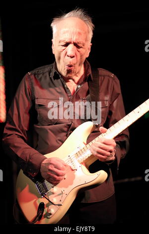 Chester, UK. 2. April 2015. Robin Trower, ehemaliger Gitarrist von Procol Harum, tritt auf einen Ausverkauf Menschenmenge auf der Live-Zimmer in Chester. Bildnachweis: Simon Newbury/Alamy Live-Nachrichten Stockfoto