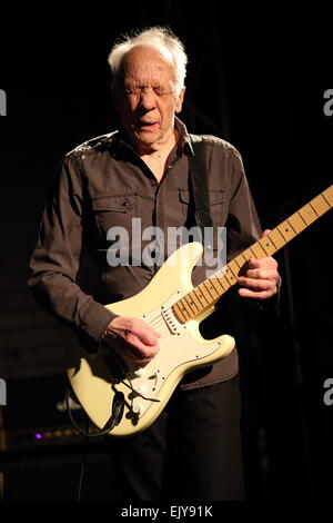 Chester, UK. 2. April 2015. Robin Trower, ehemaliger Gitarrist von Procol Harum, tritt auf einen Ausverkauf Menschenmenge auf der Live-Zimmer in Chester. Bildnachweis: Simon Newbury/Alamy Live-Nachrichten Stockfoto