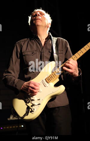 Chester, UK. 2. April 2015. Robin Trower, ehemaliger Gitarrist von Procol Harum, tritt auf einen Ausverkauf Menschenmenge auf der Live-Zimmer in Chester. Bildnachweis: Simon Newbury/Alamy Live-Nachrichten Stockfoto