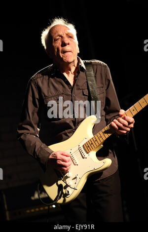 Chester, UK. 2. April 2015. Robin Trower, ehemaliger Gitarrist von Procol Harum, tritt auf einen Ausverkauf Menschenmenge auf der Live-Zimmer in Chester. Bildnachweis: Simon Newbury/Alamy Live-Nachrichten Stockfoto